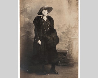 Antique rppc - French woman hat winter fashion portrait - Vintage private real photo postcard ca1915