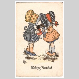 Postal vintage de HGC Marsh Lambert: Niñas jugando con muñecas y haciendo amigos. Tarjeta de felicitación ilustrada antigua, 1917.