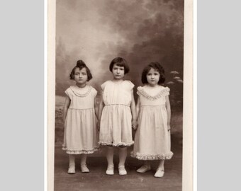 Vintage Franse rppc - Kleine meisjes kinderstudio portret sepia periode jurk mode - Vintage privéfoto-ansichtkaart ca 1925