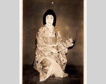 Postal fotográfica japonesa antigua - Mujer con máscara de espíritu demoníaco Oni en kimono - Postal antigua de alrededor de 1915