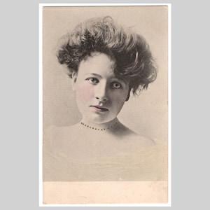 Antieke ansichtkaart jongedame - mooie vrouw met de hand getint portret glamour ongebruikt - vintage Duitse rppc-wenskaart ca 1900