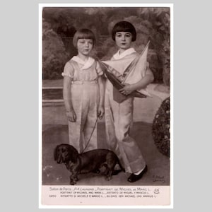 Vintage Franse hond ansichtkaart - kinderen teckel speelgoedboot jongens schilderen a/s Laurens - antieke sepia wenskaart ca 1920 Salon de Paris
