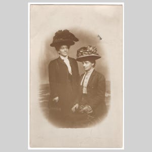 Postal vintage con foto real - Abrigo y sombrero de mujer, glamour de moda - Tarjeta de felicitación francesa antigua de estilo eduardiano (RPPC) ca. 1910