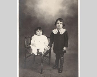 Antieke rppc - Franse kinderjongen meisje broer zus mode - Vintage privéfotobriefkaart ca1915