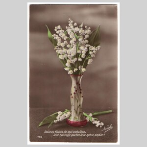 Cartolina fotografica d'epoca - Vaso con fiori bianchi e mughetto colorato a mano - Antica cartolina d'auguri francese RPPC del 1915 circa