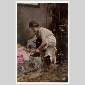 Antyczna, ryzykowna prawdziwa pocztówka ze zdjęciem - Kobieta, dziewczyna, dama rozbierająca bieliznę buduar edwardiański - zabytkowa niemiecka kartka okolicznościowa RPPC 1904