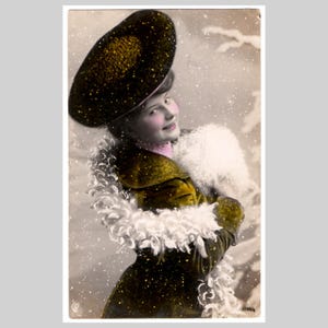 Postal antigua con foto real - Mujer, abrigo, sombrero, invierno, moda, glamour, nieve cayendo - Tarjeta de felicitación antigua de 1906 (2)