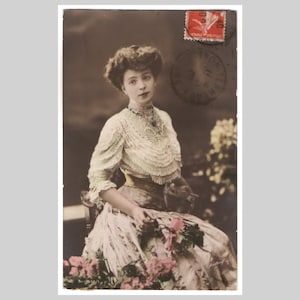 Postal vintage con foto real de glamour: Mujer con vestido con volantes, glamour de la moda eduardiana. Tarjeta de felicitación antigua de RPC, 1909.