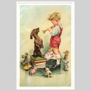 Cartolina d'epoca con un cane - Un bassotto suona il flauto, il clarinetto, la bambola, l'orsacchiotto, i giocattoli e la musica - Biglietto d'auguri illustrato retrò di metà secolo, 1956
