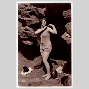 Cartolina fotografica d'epoca di una bellezza al bagno - Donna, signora e ragazza si cambia e indossa un costume da bagno - Antica cartolina d'auguri francese inutilizzata, circa 1925