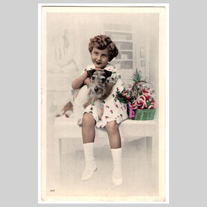 Carte postale vintage avec photo de chien réel - Petite fille fox terrier art déco - Ancienne carte de voeux française rppc inutilisée vers 1935