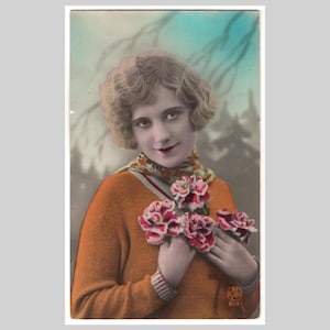 Vintage real photo postcard - Woman lady girl glamour fashion hand tinted unused - Antique art deco French rppc greeting card ca 1925