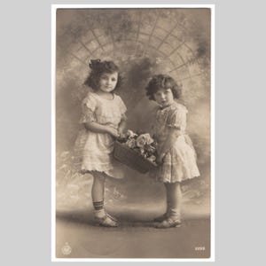 Cartolina fotografica d'epoca - Abiti d'epoca per bambine - Antica cartolina d'auguri tedesca RPC del 1911