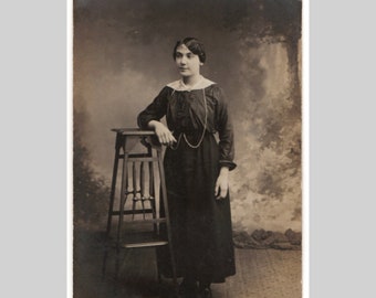 Rppc antique - Robe de femme élégante d'époque - carte postale privée vintage avec photo réelle sépia, France vers 1915