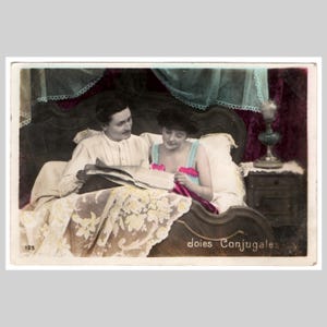 Cartolina fotografica d'epoca - Coppia a letto che legge il giornale - Antica cartolina d'auguri romantica francese in stile rppc del 1912