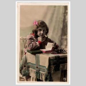 Véritable carte postale photo vintage - Petite fille lit un livre teinté à la main - Ancienne carte de voeux édouardienne rppc 1907