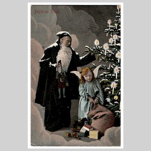 Antica cartolina di Babbo Natale - Babbo Natale con la sua spaventosa tunica nera porta regali a un angelo e a una bambola di carta con l'albero di Natale - Biglietto d'auguri d'epoca del 1906