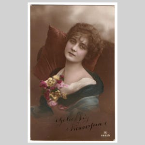 Postal antigua con foto real de una joven - Hermoso retrato de mujer pintado a mano con glamour - Tarjeta de felicitación vintage alemana de 1923