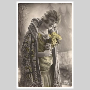 Postal de moda vintage con foto real - Mujer, niña, rosas, glamour, coloreada a mano - Tarjeta de felicitación art déco antigua alemana RPPC de 1928