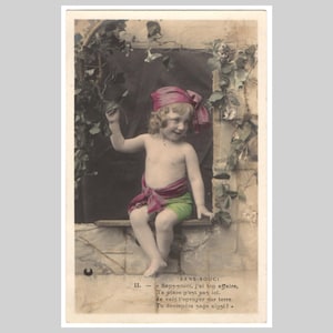 Cartão postal antigo com foto real - Criança pequena sentada na janela, colorido à mão - Cartão de felicitações francês vintage RPPC, ca. 1905 (1)