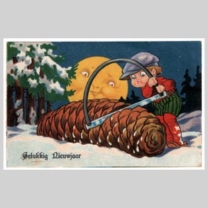 Vintage Neujahrs Postkarte - Holzfäller Junge sägt Tannenzapfen Anthropomorphes Mondgesicht - Antike illustrierte Weihnachtsgrußkarte 1935