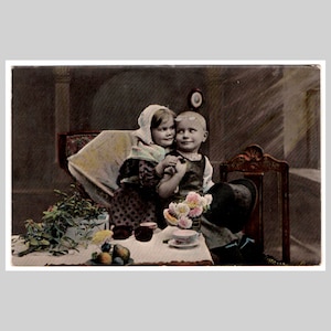 Edwardische Kinder Postkarte - Mädchen Junge im Kleid als Großeltern - Antike unbenutzte deutsche Litho Grußkarte um 1905