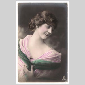 Antieke jonge vrouw echte foto ansichtkaart - Mooi meisje met de hand getint portret glamour - Vintage rppc-wenskaart ca 1915