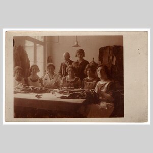 German rppc - Tailor workshop seamstress sewing clothes women ladies - Vintage sepia private photo postcard ca 1915