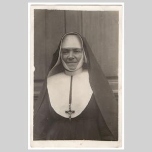 Antique French rppc - Nun in habit religious catholic christian portrait - Vintage private real photo postcard ca 1915