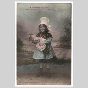 Vintage Puppen Postkarte - Kleines Mädchen Puppe Trachtenmode Normandie - Antike französische Grußkarte 1914