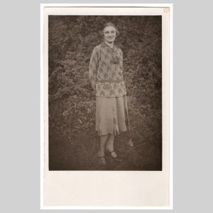 Prawdziwa pocztówka ze zdjęciem damy - Modna kobieta, portret z epoki art deco, moda - Antyczna niemiecka prywatna kartka z pozdrowieniami rppc 1927