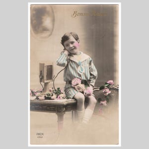 Antieke RPPC - Jongen maakt een telefoongesprek - Vintage Duitse handgetinte echte fotokaart wenskaart 1913