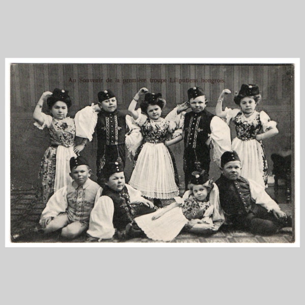 Postal de enanos vintage - Primera compañía de enanos húngaros circo freaks lilliputian sideshow little people - Tarjeta de felicitación antigua ca 1920
