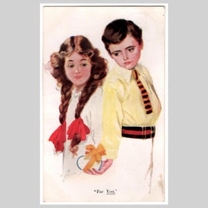 Vintage kunstbriefkaart - Jongen geeft meisje cadeau For You romantisch schilderij - Antieke geïllustreerde wenskaart 1917