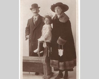 Antique Dutch rppc - Family studio portrait period fashion - Vintage private photo postcard ca1920