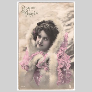 Postal vintage con foto real - Mujer con chal de piel, moda invernal, glamour, Año Nuevo - Tarjeta de felicitación antigua teñida a mano (RPPC) ca. 1910