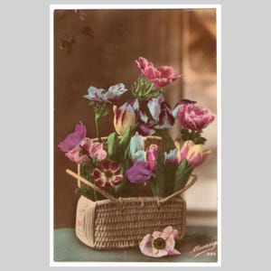 Vintage Tulpen Echtfoto Postkarte - Blumen im Weidenkorb - Antike handkolorierte französische rpPC Grußkarte 1923