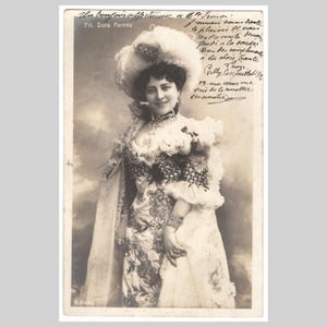 Postal francesa de la actriz Dora Parnés (1906) - Glamour teatral de la Belle Époque - Tarjeta de felicitación vintage de estilo eduardiano.