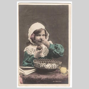Cartolina fotografica reale di una bambina edoardiana - Bambina vestita da nonna anziana che sniffa tabacco - Antica cartolina d'auguri francese in stile rppc del 1910 circa