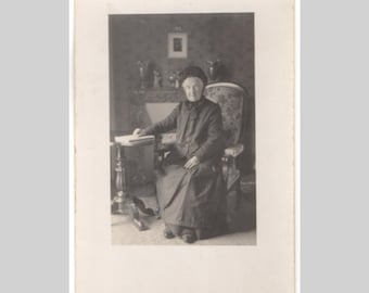 Antieke fotopostkaart - Portret van een oudere vrouw in een zwarte jurk, grootmoeder - Vintage privé-fotopostkaart ca. 1910