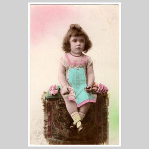 Vintage französische Fotopostkarte - Kleines Mädchen Porträt Art Deco Schürze Mode - Antike rpPC Grußkarte ca 1925