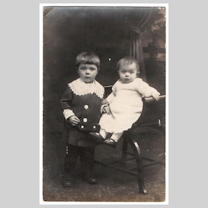 Rppc allemand antique - Portrait en studio d'enfants, petit garçon, petite fille, frère soeur - carte postale privée vintage vers 1910