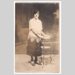 Antieke Duitse rppc - Dame vrouw prachtig modestudioportret uit 1910 - Vintage privé echte foto ansichtkaart ca 1915