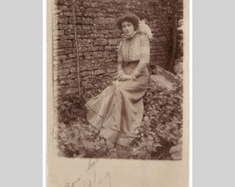 Postal fotográfica antigua francesa - Mujer con vestido blanco de época - Postal fotográfica privada vintage de 1909
