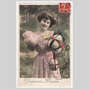 Cartolina d'epoca con foto di Pasqua - Donna con uova di Pasqua - Antica cartolina d'auguri francese dipinta a mano in stile rppc del 1909