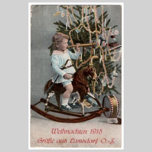 Postal litográfica antigua - Niño con caballo mecedor y árbol de Navidad - Tarjeta de felicitación alemana vintage de 1918