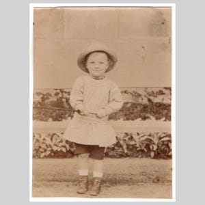 Ca. 1910 - Niño pequeño con sombrero de época - Fotografía antigua sepia original, fotografía, instantánea