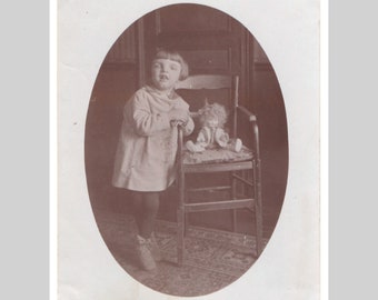 ca 1930 - Kleines Mädchen mit Puppe Down-syndrom Erbkrankheit Porträt - Original französisches Vintage sepia Foto Fotografie Bild Schnappschuss *2