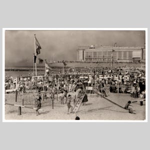 Vraie carte postale photo vintage de plage - aire de jeux pour enfants Ostende Belgique - carte de voeux rétro rppc vers 1960