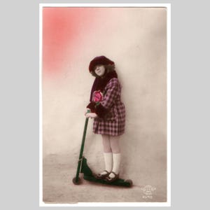 Cartolina fotografica francese d'epoca - Ritratto di bambina in scooter, giacca, cappotto e cappello in stile Art Déco - Biglietto d'auguri antico in stile RPPC del 1922